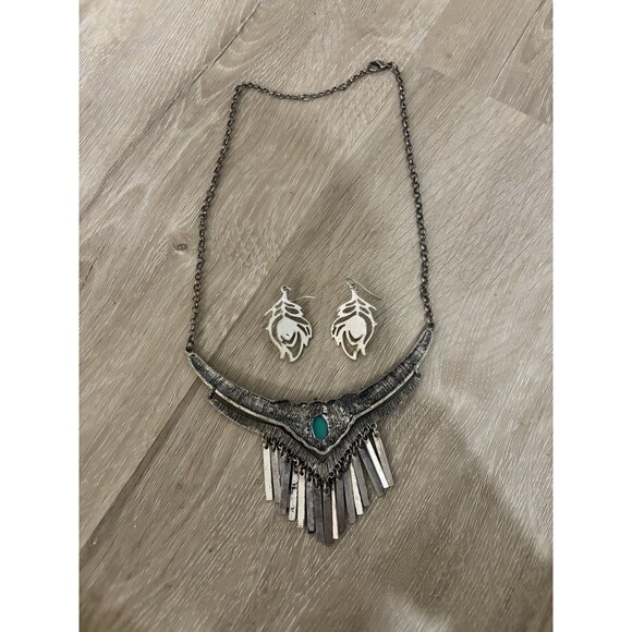 Southwestern Style Turquoise Silver Tone Beaded Necklace Earring Set Faux Stone - Picture 7 of 7